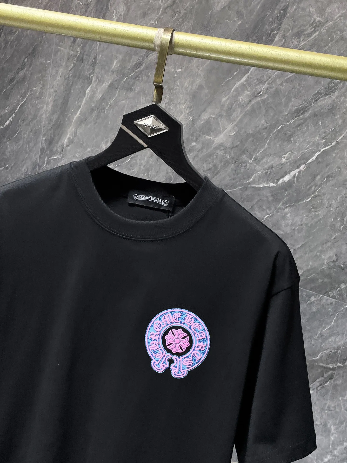 P146 New Chrome Hearts 25ss high version released in summer! ! High-weight, environmentally friendly and high-quality top-quality fabrics 260g~270g Crow Sanskrit horseshoe foam short-sleeves. Counter synchronization. 1:1 replica version. Recommended colors: white, black